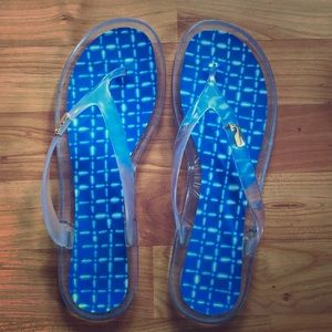 Vineyard Vine’s flip flops